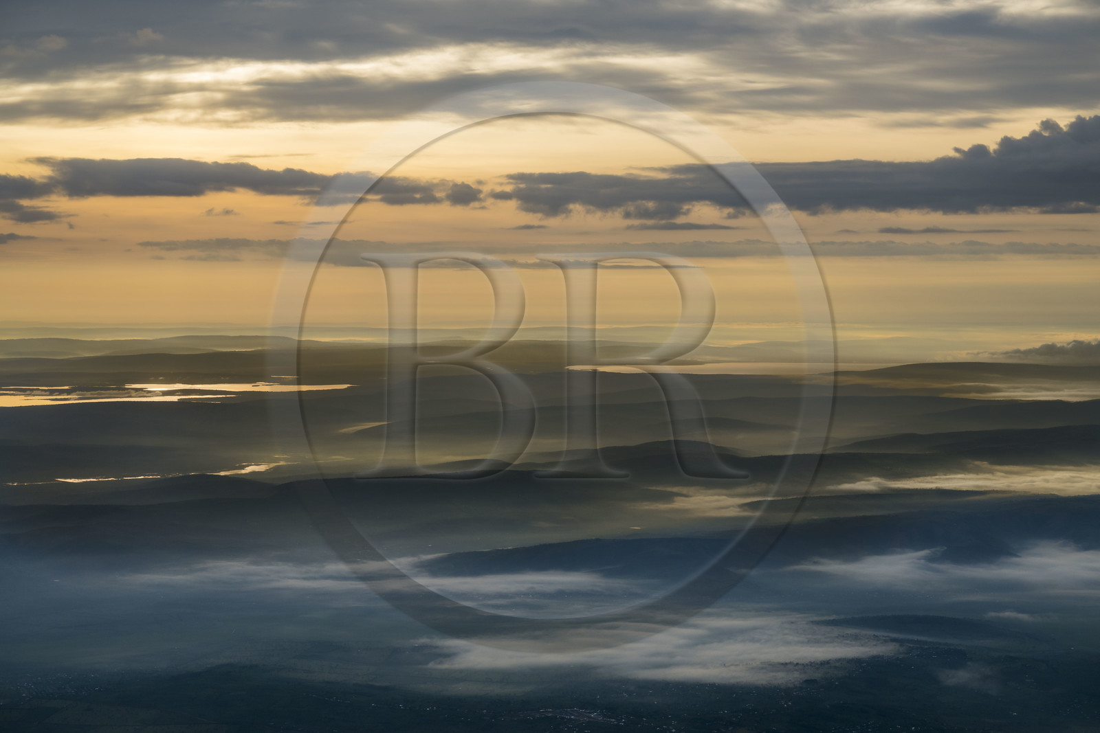 Rwanda, Province de l'Est, le Pays des mille collines dans les brumes du petit matin (vue aérienne)