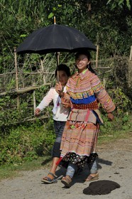 Vietnam, Lao Cai province, Bac Ha district, young women from the Flower Hmong minority