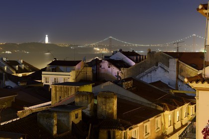 Portugal, Lisbonne, quartier du Chiado, vue sur la rive sud du Tage et le pont du 25 de Abril