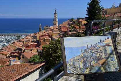 France, Alpes-Maritimes (06), Menton, la vieille ville dominée par la Basilique Saint Michel et reproduction d'une peinture de Maurice Frido