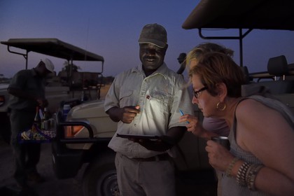 Zimbabwe, province de Matabeleland septentrional, parc national Hwange, Somalisa Camp de African Bush Camps, le guide Michael Padiwa