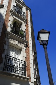 France, Paris (75), la Butte Montmartre, l'immeuble du n°12 rue Saint Vincent à l'angle de la Rue du Mont Cenis où le peintre Utrillo fut enfermé
