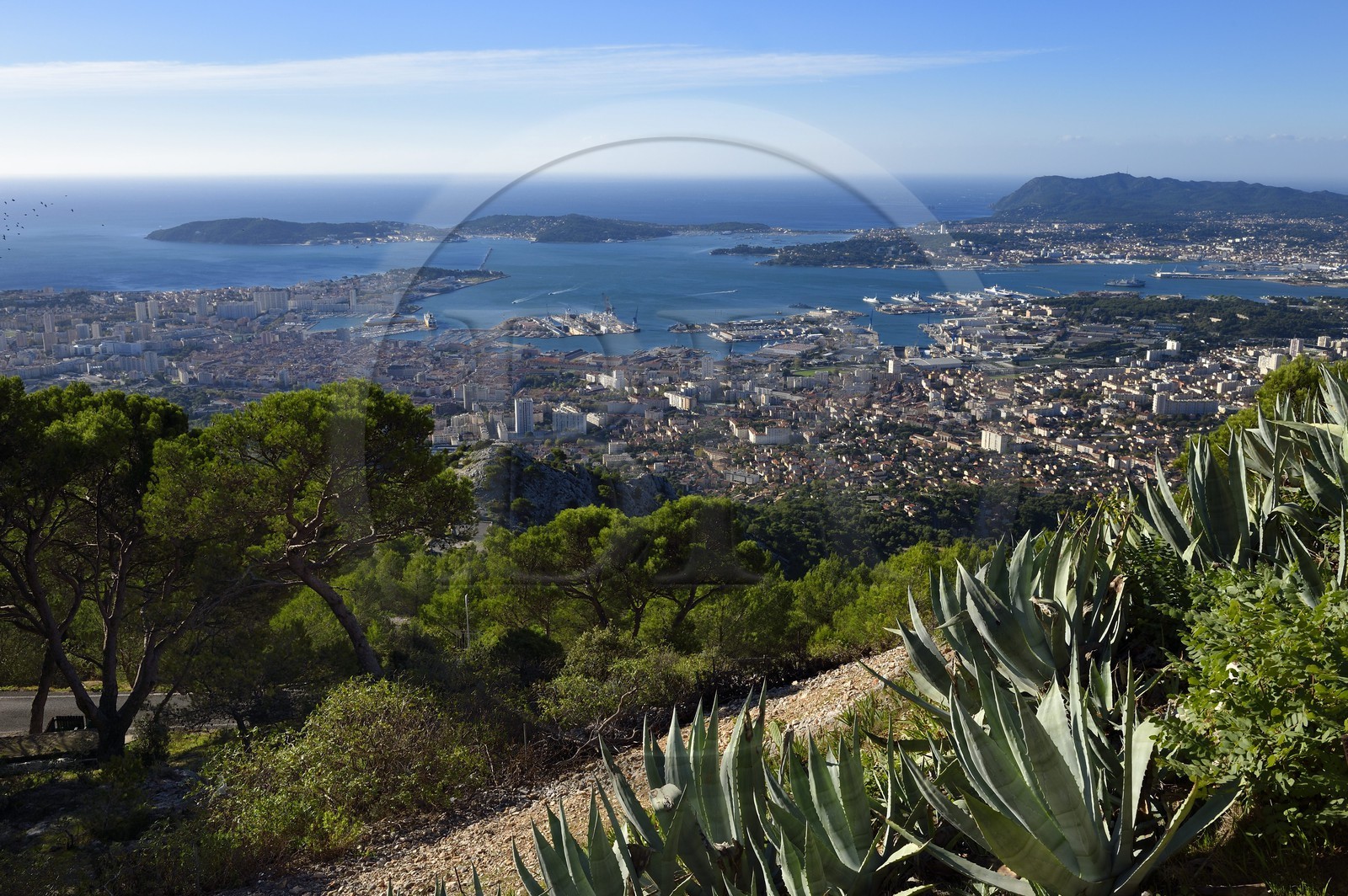 France, Var (83), Toulon, la rade depuis le Mont Faron, la presqu'Ile de Saint-Mandrier et le Cap Sicié en arrière plan