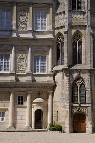 France, Gard (30), Uzès, classée ville d'art et d'histoire, château Ducal dit le Duché d'Uzès, classé monument historique, détail de la façade et de la chapelle
