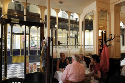 France, Paris (75), Galerie Vero-Dodat entre la rue Jean-Jacques-Rousseau et la rue du Bouloi, restaurant le Cafe de l'Epoque