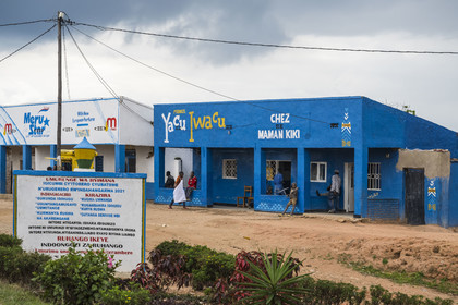 Rwanda, Province du Sud, Mwizerwa, restaurant en bordure de la Route Nationale 1 Chez Maman Kiki (en français)