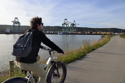 France, Seine-Maritime (76), Parc naturel régional des Boucles de la Seine normande, Hautot-sur-Seine, cycliste sur la veloroute face au Grand Port Maritime de Rouen