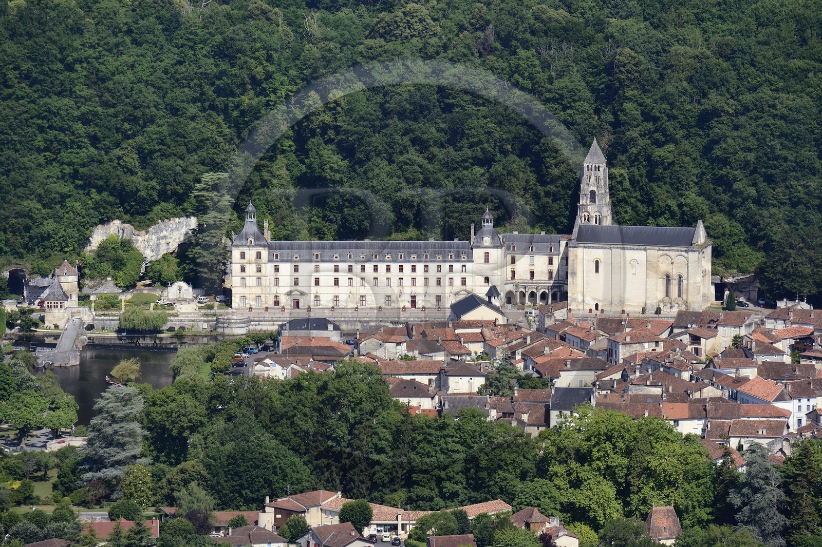 France, Dordogne (24), Brantôme, l'abbaye bénédictine Saint-Pierre en bordure de la Dronne et le village (vue aérienne)
