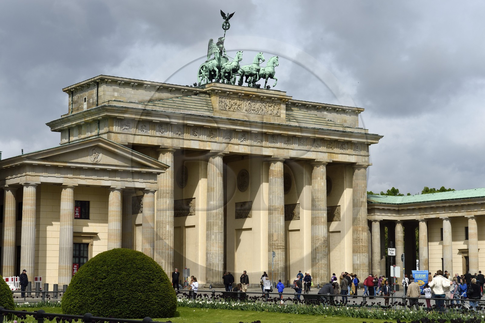 Allemagne, Berlin, Porte de Brandebourg sur l'avenue Under den Linden