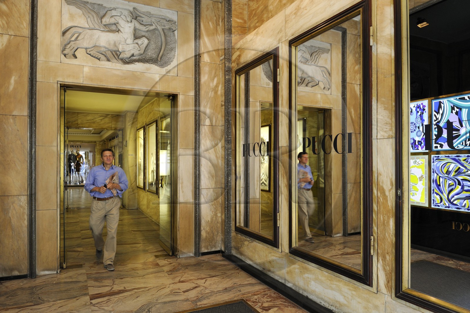 Italie, Lombardie, Milan, Quadrilatère de la mode, boutique de luxe Pucci via Monte Napoleone Italie, Lombardie, Milan, Quadrilatère de la mode, boutique de luxe Pucci via Monte Napoleone