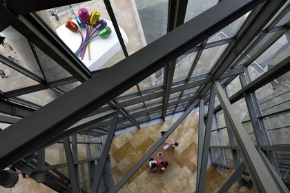 Spain, Basque Country, Biscay Province, Bilbao, the Guggenheim Museum designed by Frank Gehry, Tulips (1995-2004) by Jeff Koons on the outdoor esplanade