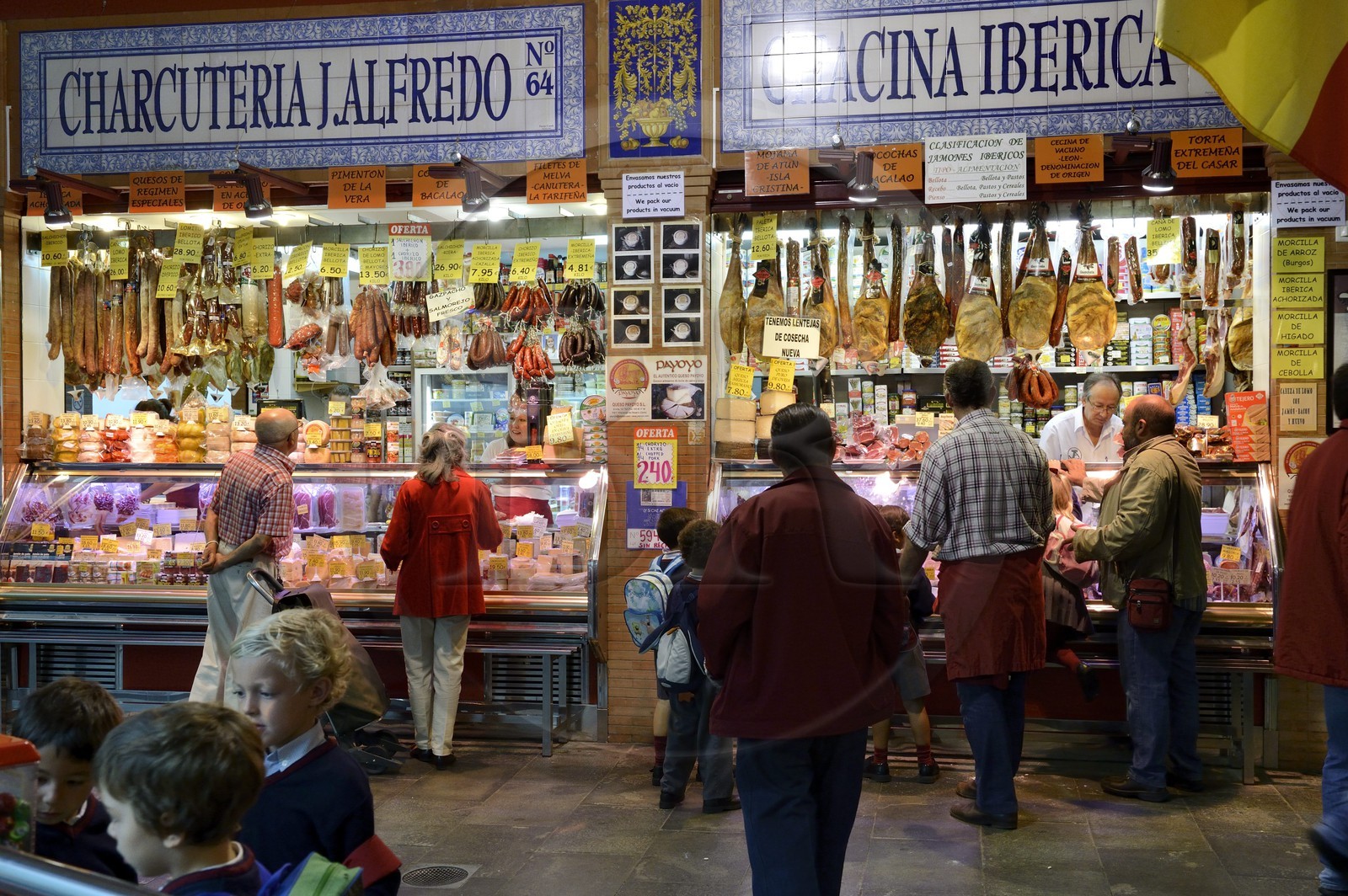 Espagne, Andalousie, Séville, quartier de Triana, le marché couvert de Triana, étal du charcutier