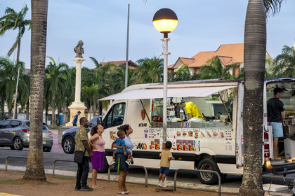 France, Guyane, Cayenne, incontournable point de rendez-vous des cayennais, la place des Palmistes accueille le soir les food truck sous le buste de Marianne
