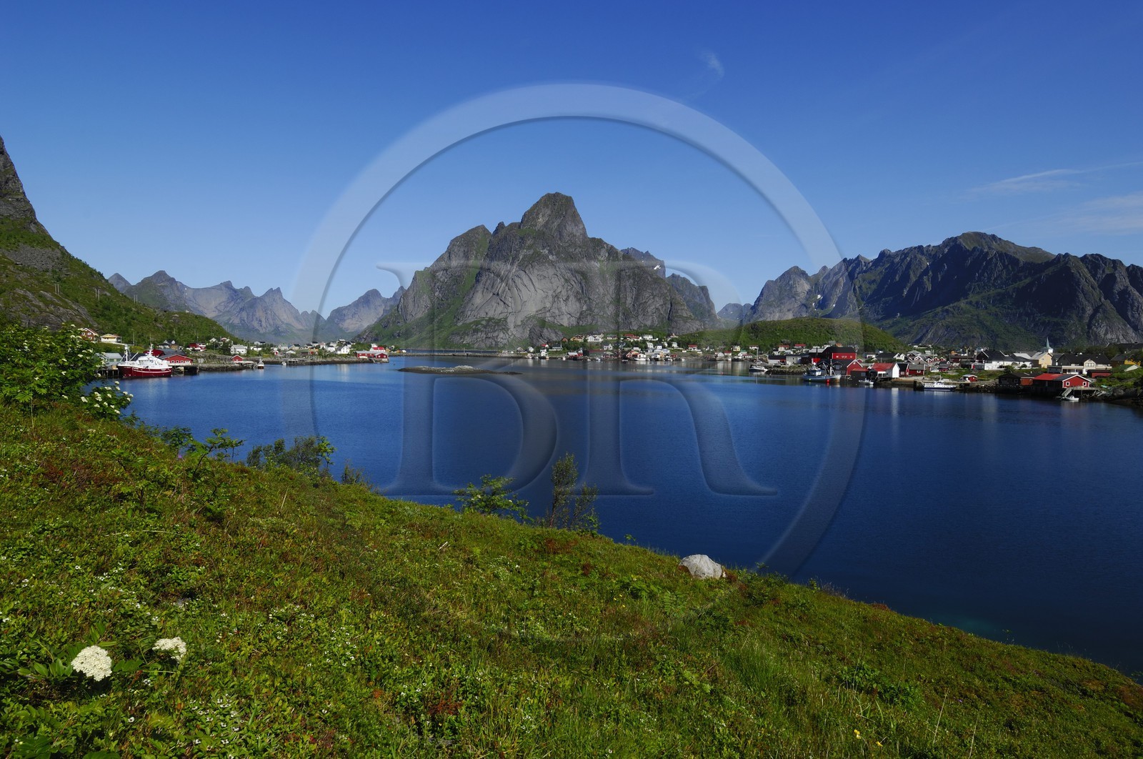 Norvège, Nordland, Iles Lofoten, Ile de Moskenes, le Kjerkefjorden à Reine