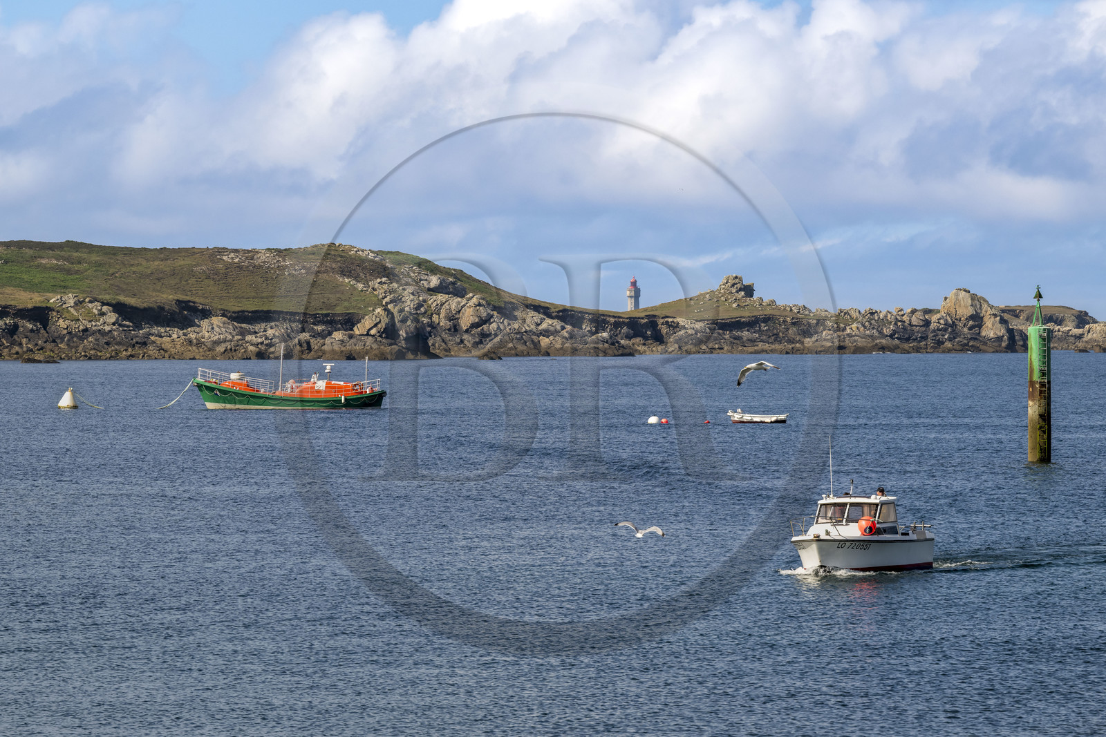 France, Finistère (29), Mer d'Iroise, Ile d'Ouessant, le port de Lampaul dans la baie de Lampaul,  la presqu'ile de Feunteun Velen en arrière plan