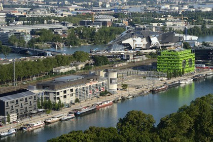 France, Rhône (69), Lyon, nouveau quartier de La Confluence au sud de la Presqu'île, Quai Rambaud, la Sucrière ancien entrepôt des années 1930 accueille depuis 2003 la biennale d'art contemporain et en arrière plan sur la droite le batiment vert siège d'Euronews et le chantier du futur musée des Confluences