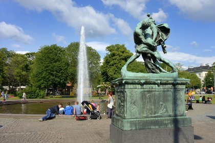 Suède, Västra Götaland, Göteborg (Gothenburg), petit parc en bordure de la rue principale Kungsportsavenyen