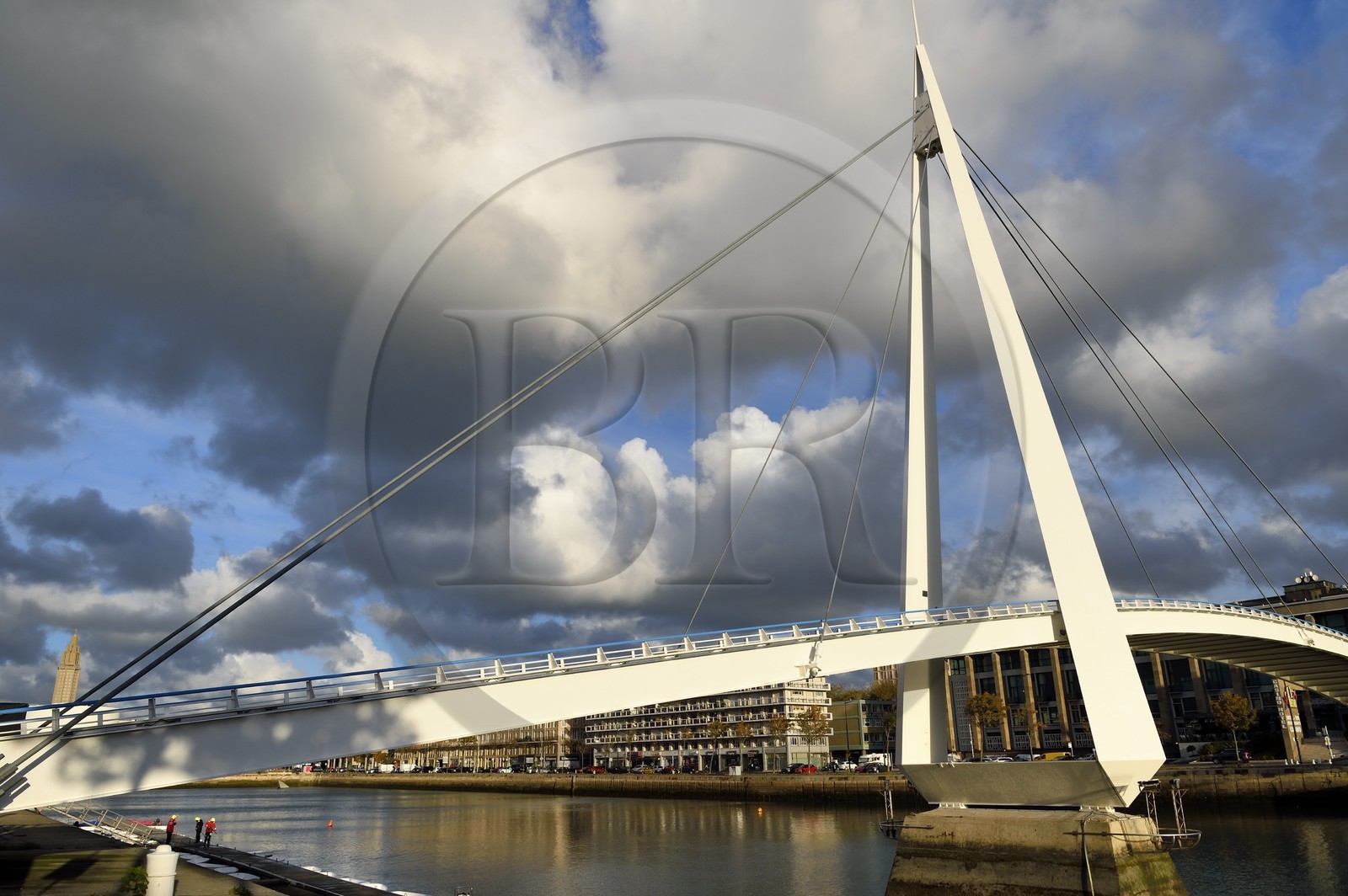 France, Seine-Maritime (76), Le Havre, Centre-ville reconstruit du Havre par Auguste Perret classé Patrimoine Mondial de l'UNESCO, la passerelle du Bassin du Commerce et la Tour Lanterne de l'église Saint-Joseph en arrière plan