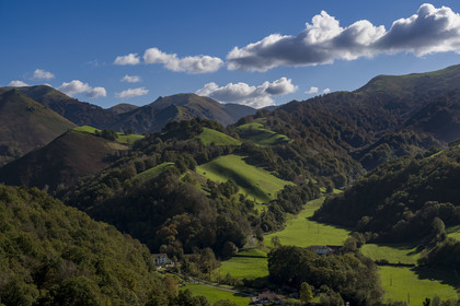 France, Pyrénées-Atlantiques (64), Pays-Basque, vallée des Aldudes, Urepel, le Kintoa (le pays Quint) au sud de la vallée à cheval de la frontière espagnole