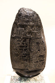 France, Paris (75), Bibliothèque Nationale de France, site Richelieu, la Salle des Colonnes, le caillou Michaux, Babylone, Mésopotamie (Irak), ce Kudurru en diorite noire est daté du règne de Marduk-nadin-ahhe (entre 1100 av. J.-C. et 1083 av. J.-C.), les kudurru sont des monuments à valeur juridique gravés d’une charte de propriété et destinés à être déposés dans un temple