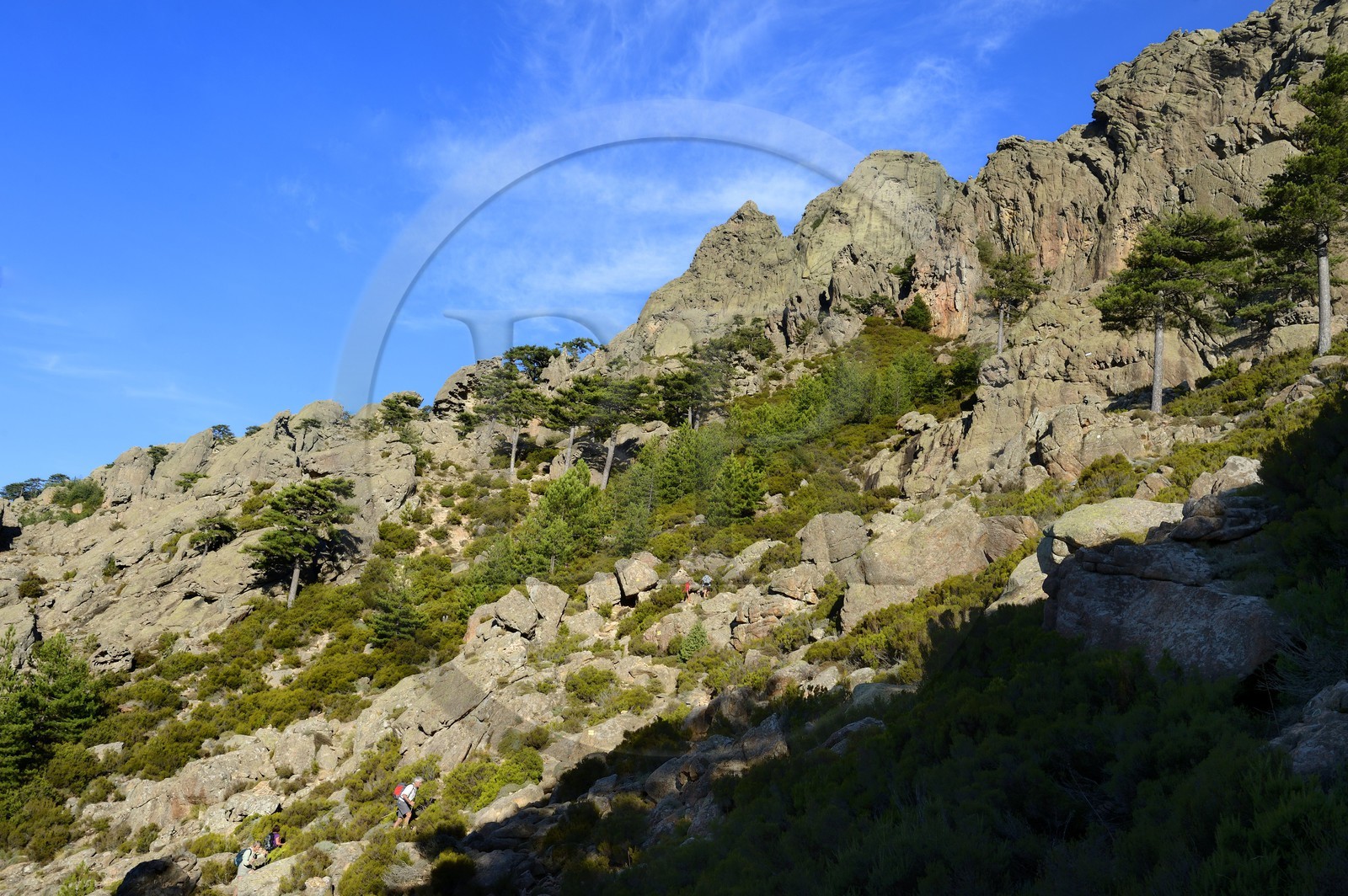 France, Corse-du-Sud (2A), Alta Rocca, Aiguilles de Bavella, randonneurs sur la variante alpine de l'étape du GR 20