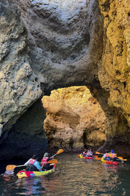 Portugal, Algarve, Lagos, randonnée en kayak au pied des falaises escarpées de la Ponta da Piedade