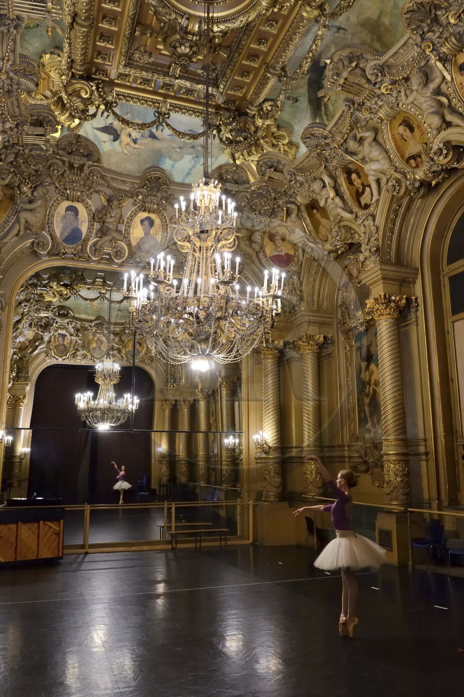 France, Paris (75), Opéra Garnier, échauffements avant d'entrer en scène dans le foyer de la Danse