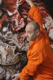 le peintre Fred Kleinberg dans son atelier parisien lors de la préparation de l'exposition Baroque Flesh