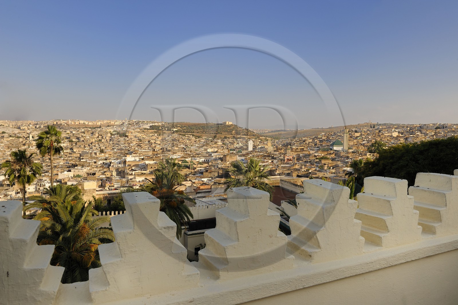 Maroc, Moyen Atlas, Fès, ville impériale, les terrasses de l'hôtel Sofitel Palais Jamai dominant la medina classée Patrimoine Mondial de l'UNESCO