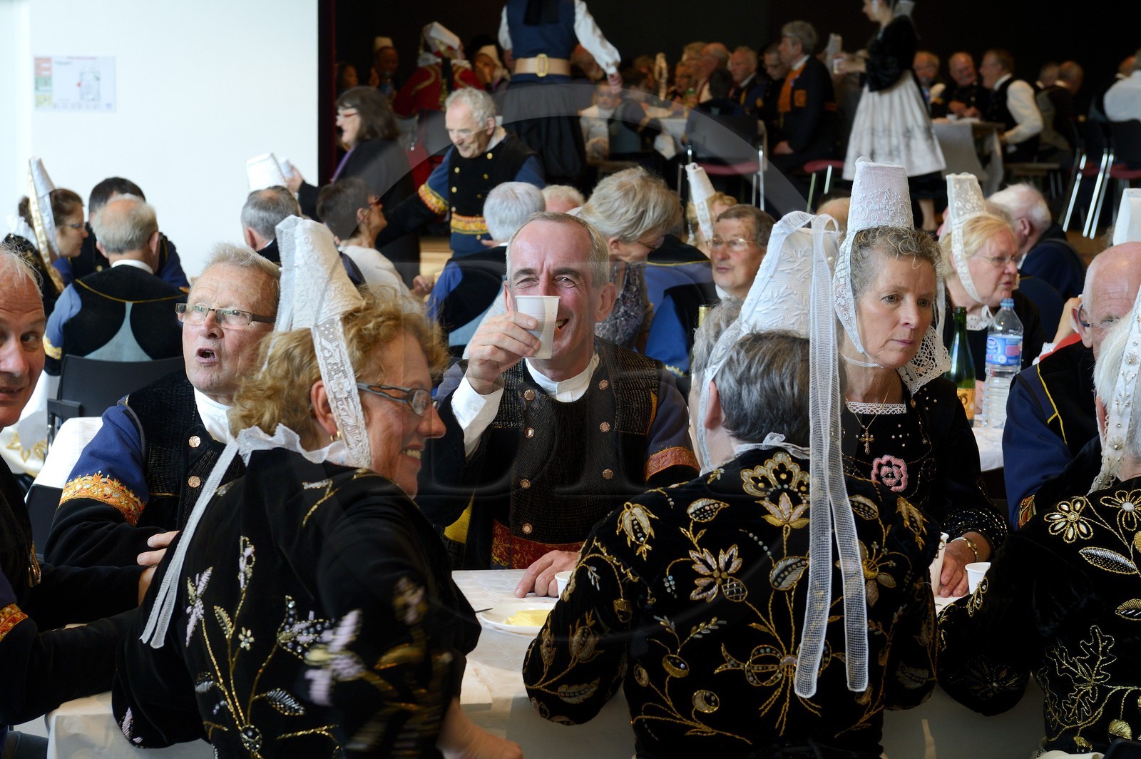 France, Finistère (29), Locronan, procession de la petite Troménie, costume traditionnel breton