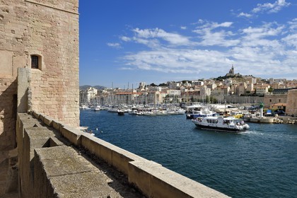 France, Bouches-du-Rhône (13), Marseille, le Fort Saint Jean, l'entrée du Vieux Port et la basilique Notre Dame de La Garde en arrière plan