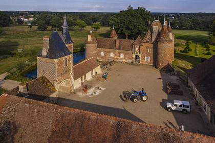 France, Allier (03), ancienne province du Bourbonnais, Chapeau, chateau de la Cour (XVe siècle à fin du XVIe siècle) avec un décor de chevrons de briques noires sur fond de briques rouges (vue aérienne)