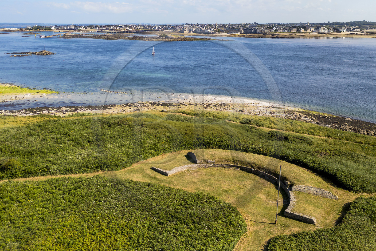 France, Finistère (29), Iles du Ponant, Ile de Batz, la batterie du C'hleguer construit vers 1710 pour controler le chenal et Roscoff avec la grande cale en arrière plan (vue aérienne)