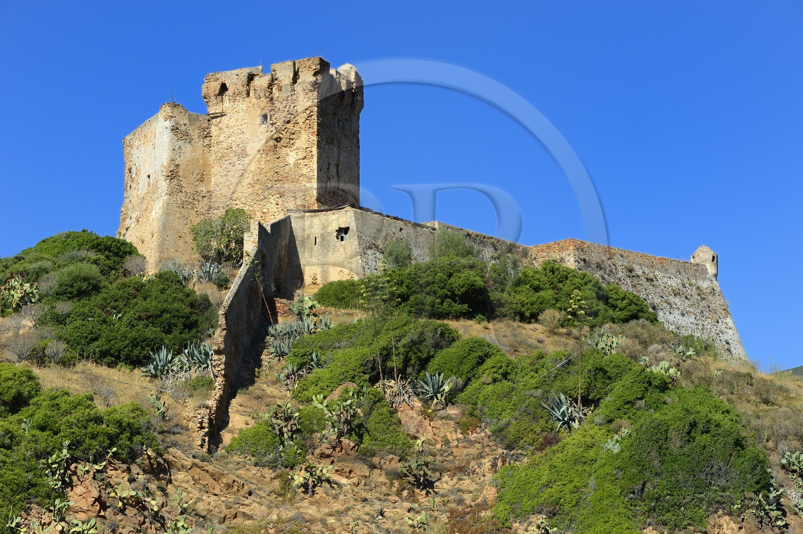 France, Corse-du-Sud (2A), Golfe de Girolata, classé Patrimoine Mondial de l'UNESCO, Girolata sur la commune d'Osani, fortin avec une tour gênoise carrée