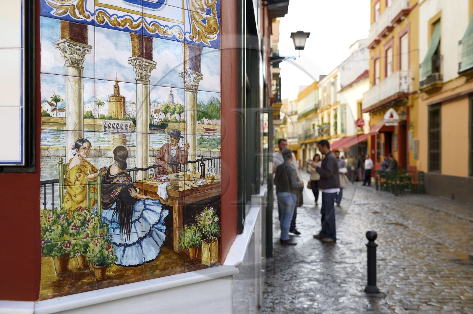 Espagne, Andalousie, Séville, quartier de Triana, azulejos représentant Seville vu depuis Triana sur la facade du bar Las Columnas dans la calle Rodrigo de Triana