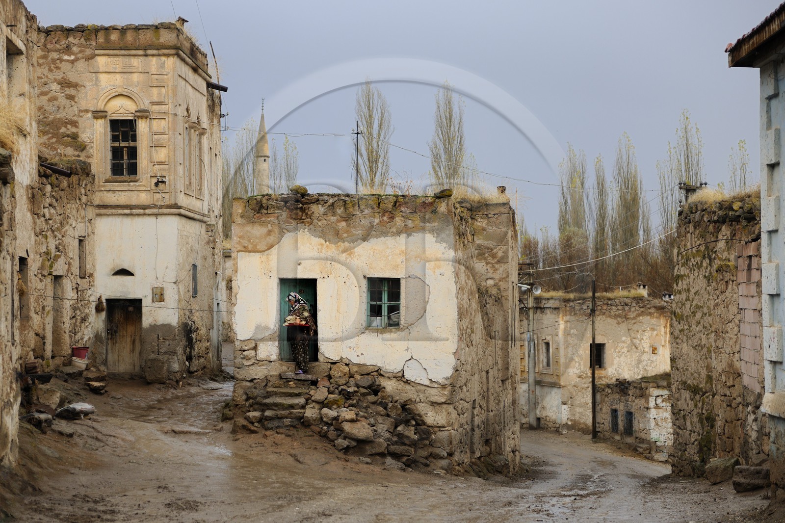 Turquie, Anatolie Centrale, province de Aksaray, Cappadoce, village de Dermici (Un village anatolien : Récit d'un instituteur paysan (Terre humaine) de Mahmut Makal), femme portant du pain