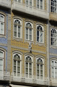 Portugal, région du Minho, Guimaraes, ville classée Patrimoine Mondial de l' UNESCO, façades de maisons carrelées sur la place Largo do Toural