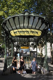 France, Paris (75), place des Abbesses, station de métro de style Art Nouveau d'Hector Guimard