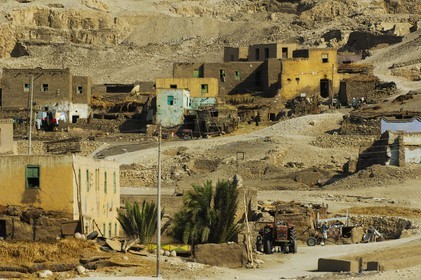 Egypte, Haute Egypte, vallée du Nil, environs de Louxor, Thèbes Ouest, nécropole thébaine, vieux village de Gournah au pied des Tombes des Nobles