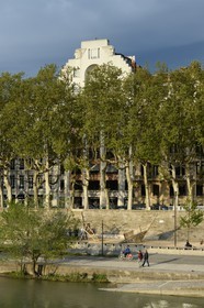 France, Rhône (69), Lyon, les berges du Rhône, façade de l'immeuble Barrioz de 1930 sur le quai Général Sarrail