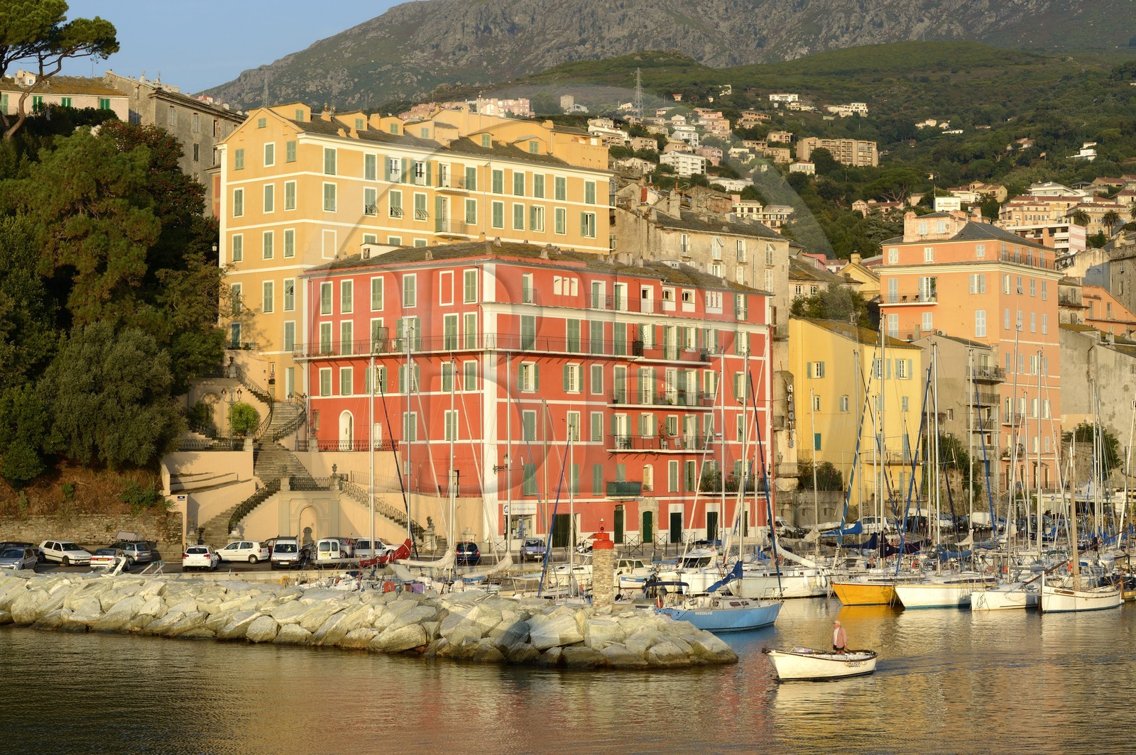 France, Haute-Corse (2B), Bastia, immeuble (la maison du Club Nautique en rouge) sur le vieux port quai Albert Gillio