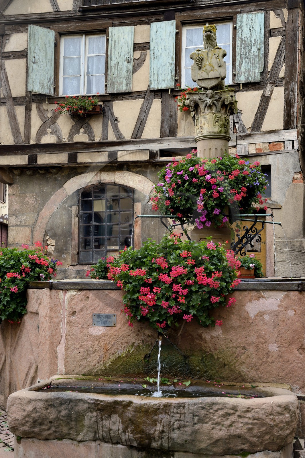 France, Bas-Rhin (67), Heiligenstein, la fontaine de l'ours, l'abreuvoir en contrebas est un sarcophage mérovingien trouvé dans la commune