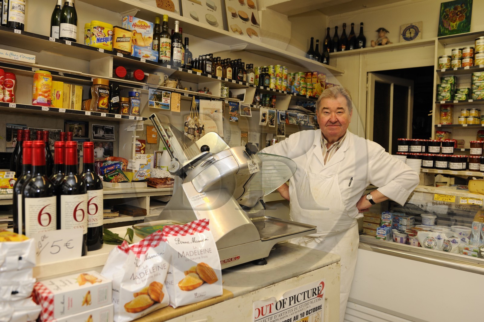 France, Paris (75), île Saint Louis, monsieur Lefranc dans son épicerie de la rue Saint-Louis-en-l'île