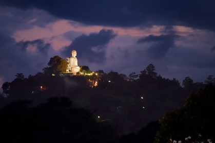 Sri Lanka, center province, Kandy, the giant statue of Buddha Vihara Bahiravokanda dominates the city