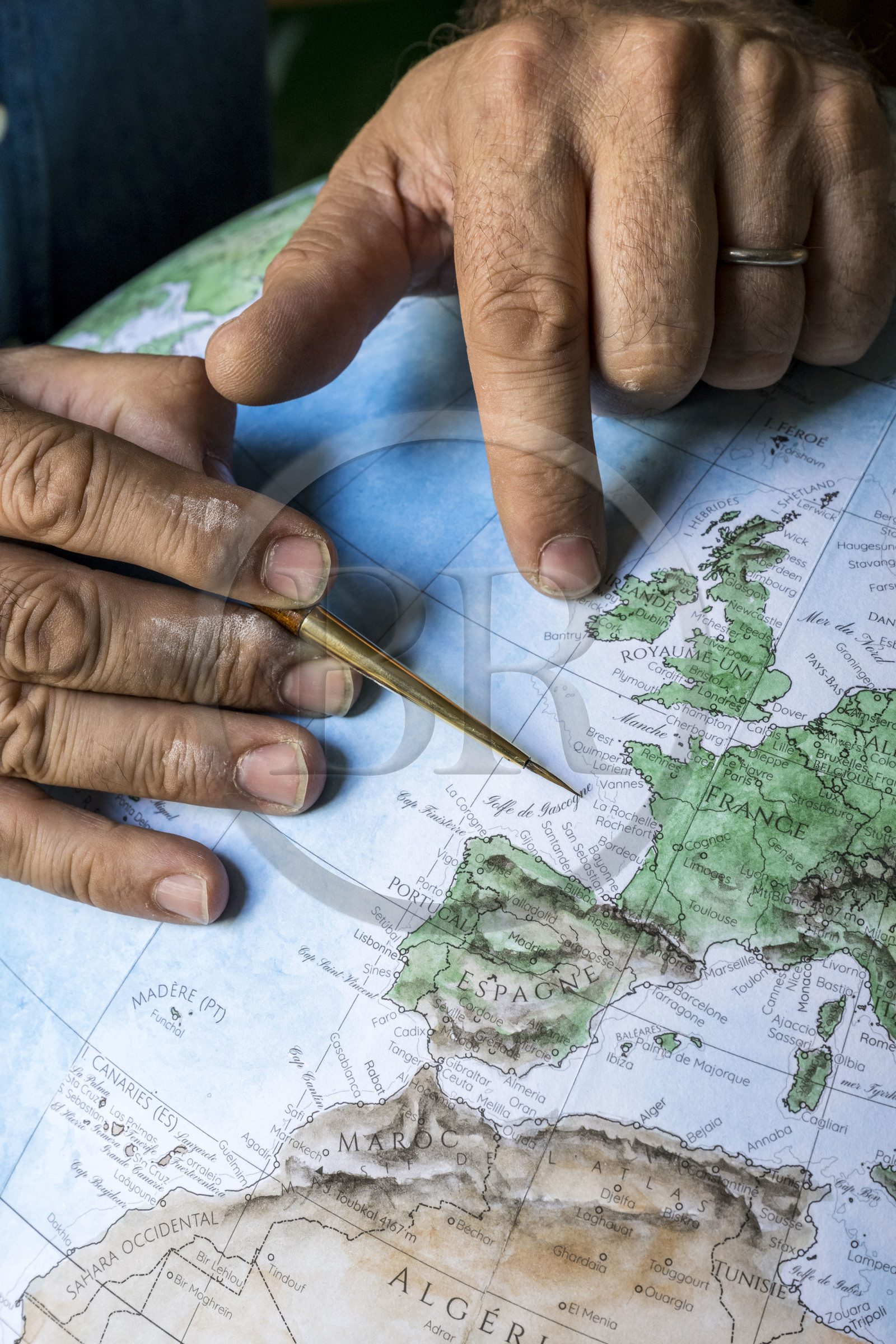 France, Charente (16), Cognac, globe terrestre artisanal peint à l'aquarelle par Gabriel Gaborel créateur de OrbisTerrae