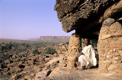 Mali, Pays Dogon, village de Tereli, un initié sous la Toguna (cases à palabres) qui domine la plaine au pied de la falaise de Bandiagara, classé Patrimoine Mondial de l'UNESCO