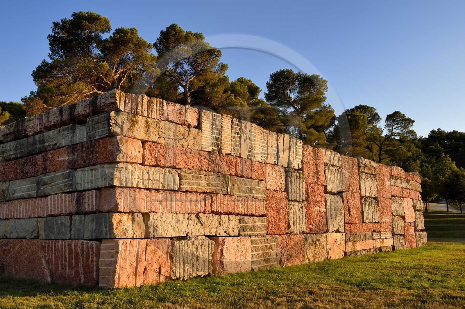 France, Bouches-du-Rhône (13),  Le Puy Sainte Réparade, Chateau La Coste domaine viticole et centre d'art contemporain, Wall of Light Cubed par l'artiste Sean Scully (Mention Obligatoire)