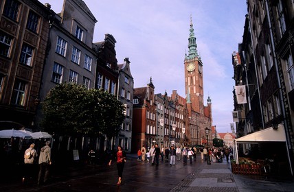 Pologne, Poméranie Orientale, Gdansk, la rue Longue, artère de la ville principale, et l'Hôtel de ville (Ratusz Glownego Miasta)