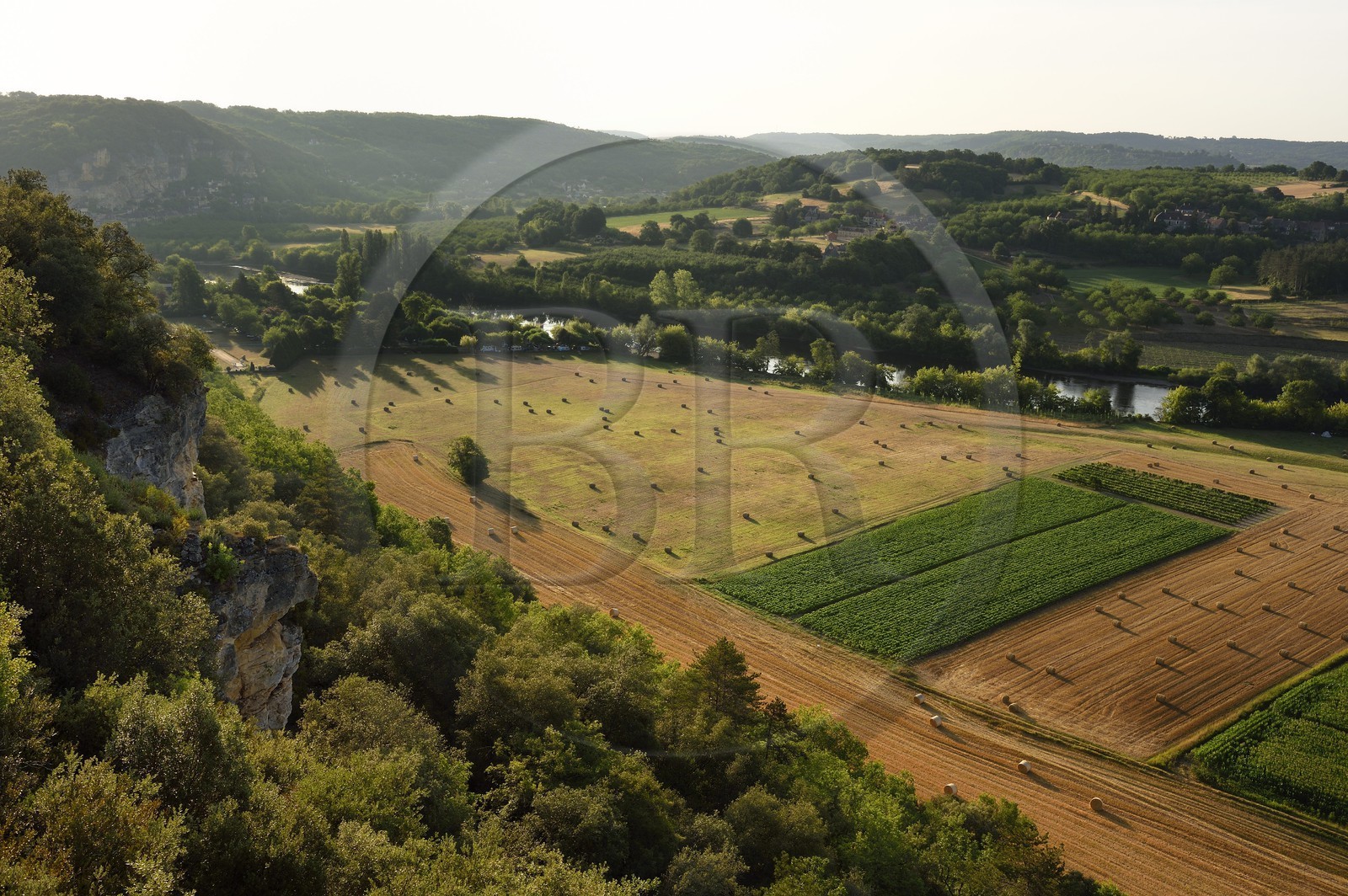 France, Dordogne (24), Périgord Noir, vallée de la Dordogne, Vézac, la vallée vue depuis les jardins du château de Marqueyssac
