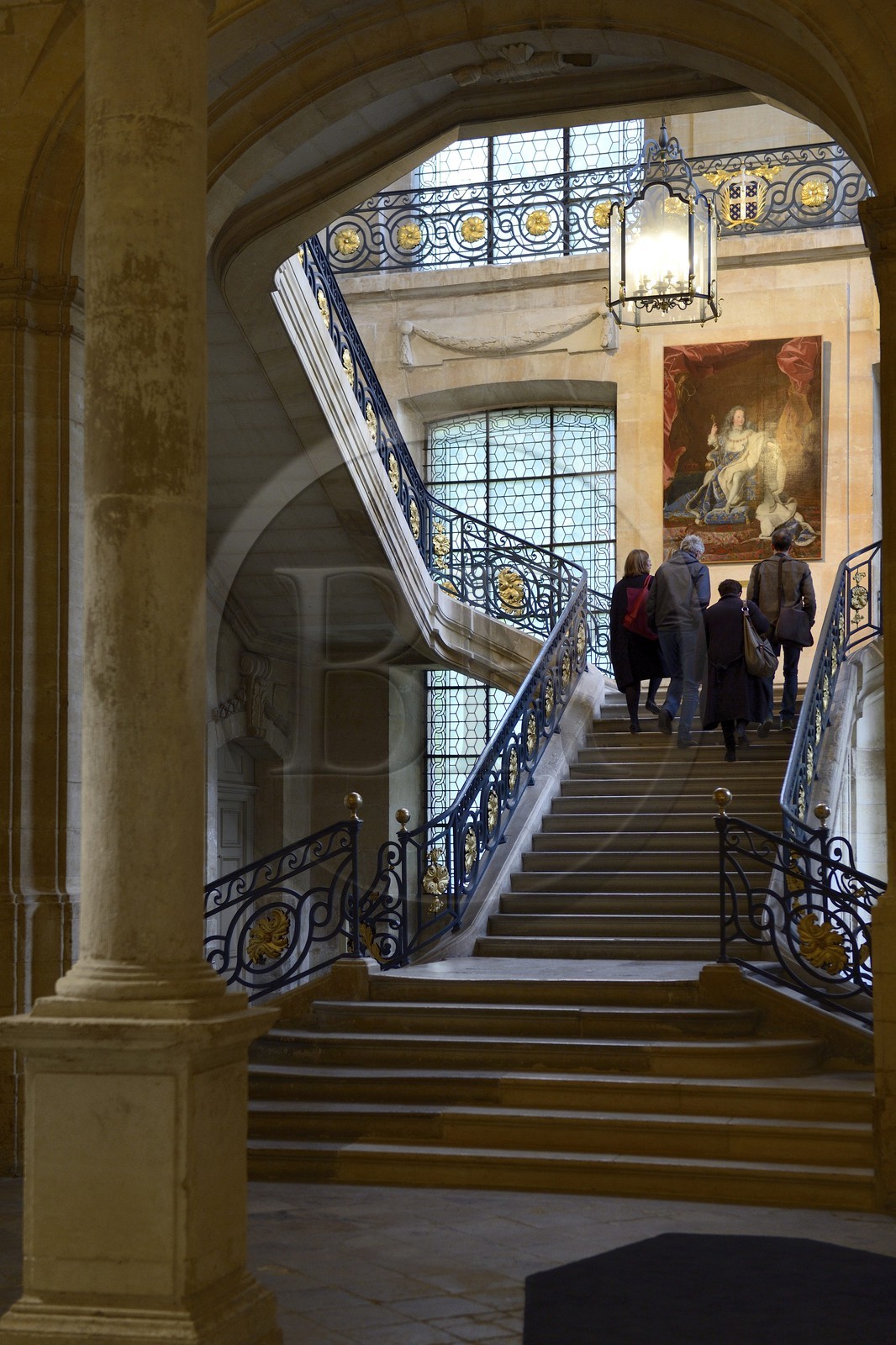 France, Marne (51), Reims, musée Saint-Remi dans l'ancienne abbaye royale Saint-Remi, le grand escalier d'honneur avec le tableau officiel du couronnement de Louis XV